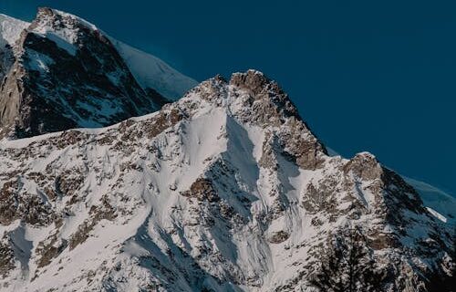 free-photo-of-majestic-snow-capped-mountain-peak-under-clear-blue-sky